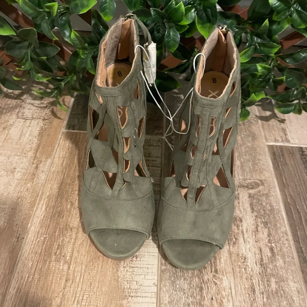 Heels - Picture 2 of 5